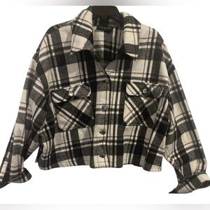 LANE BRYANT SHORT SHACKET SIZE 22/24 PIT TO PIT 26.5” LENGHT 22”